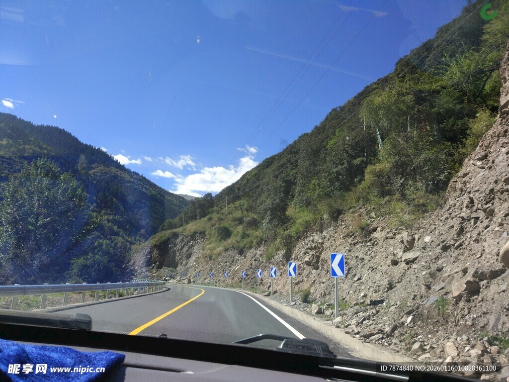 山间公路驾驶风景