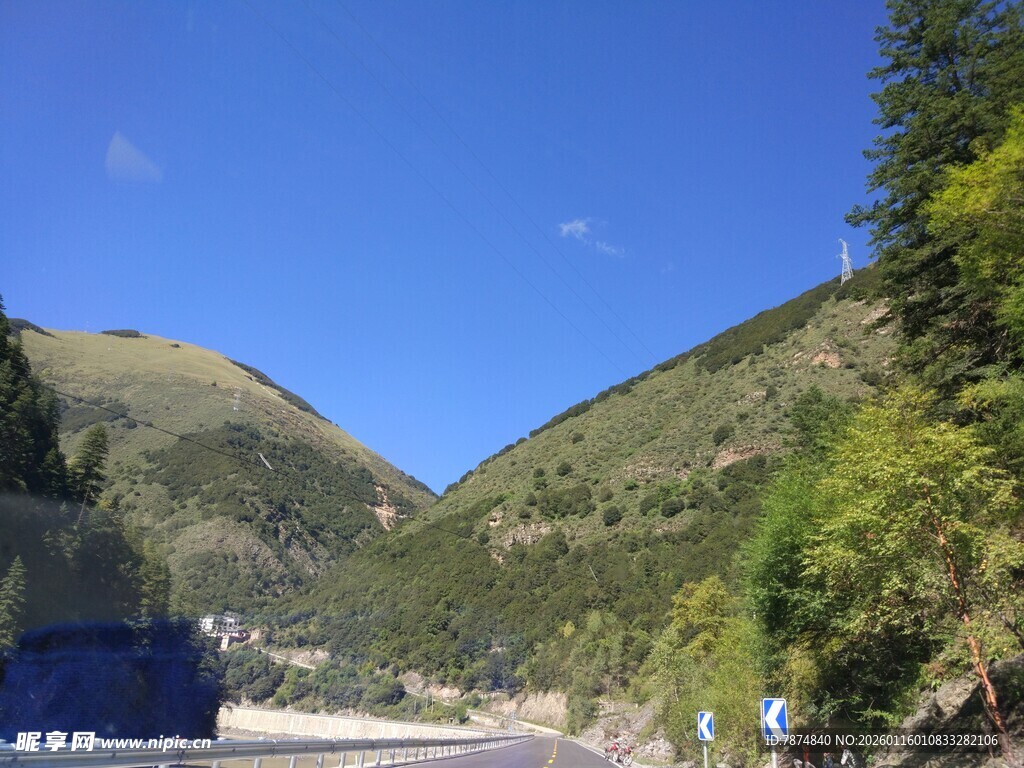 山间美景 蓝天绿树相伴