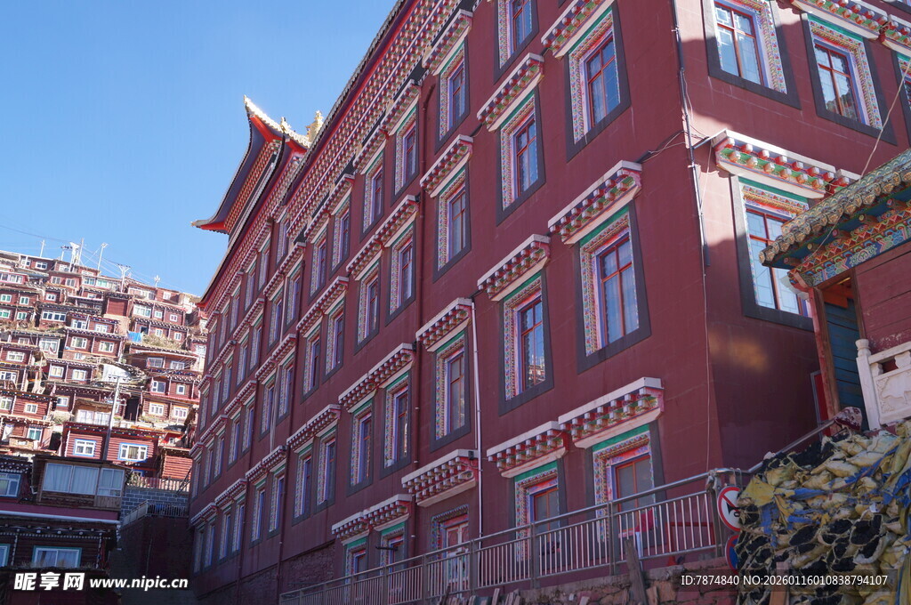 藏式风格多层红色建筑