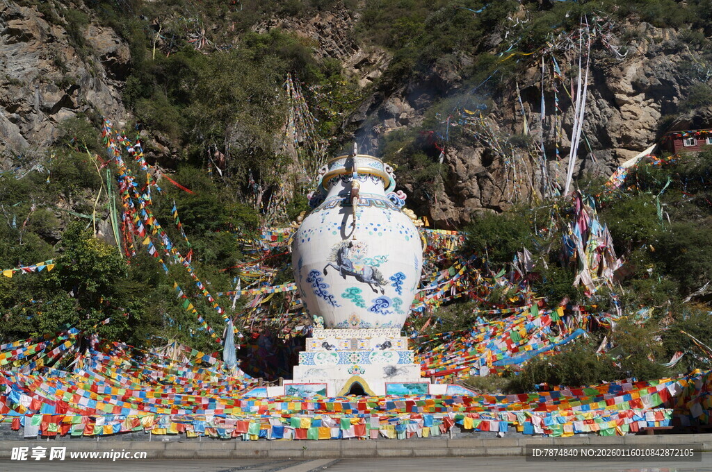 山间瓷瓶景观 五彩经幡环绕