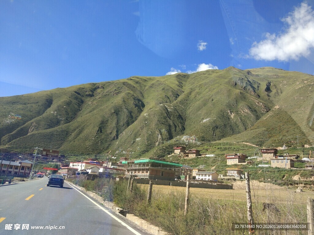 山间公路旁的村落风光