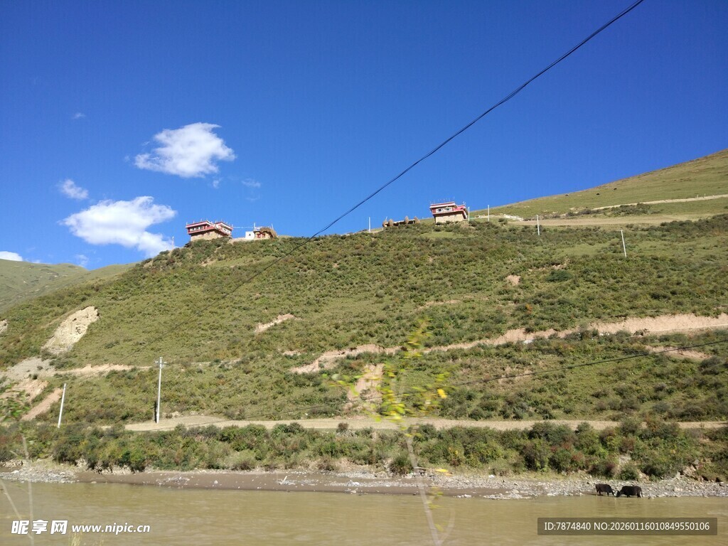 山坡上的建筑与蓝天美景