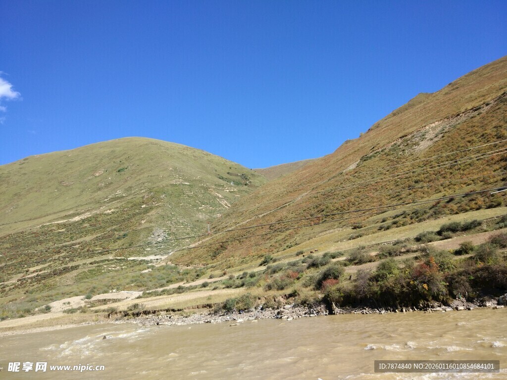 山间河畔风景