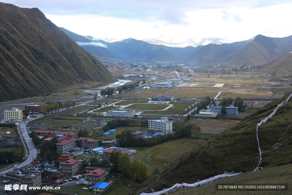 俯瞰山间多彩村落