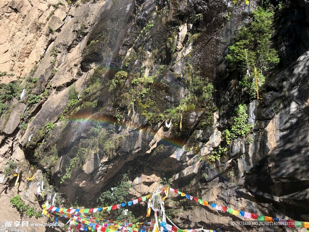 山间经幡挂于陡峭岩壁