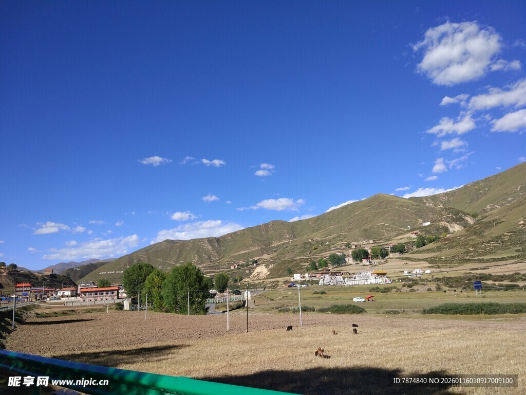 山间开阔场地 蓝天绿树