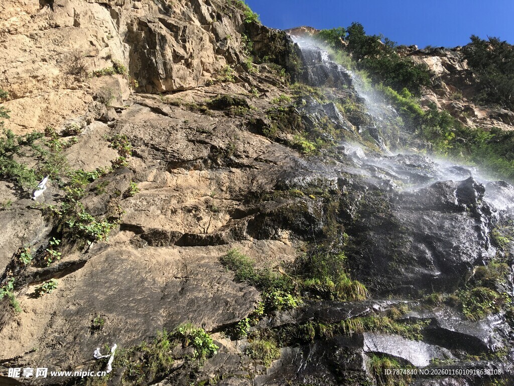 山间瀑布景观
