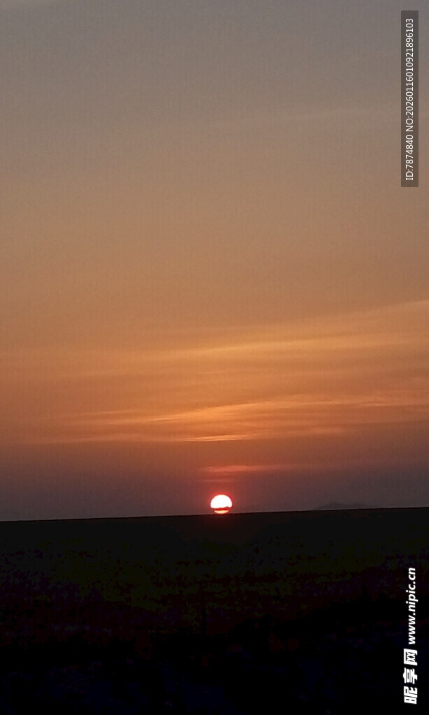 日落时分的广袤原野