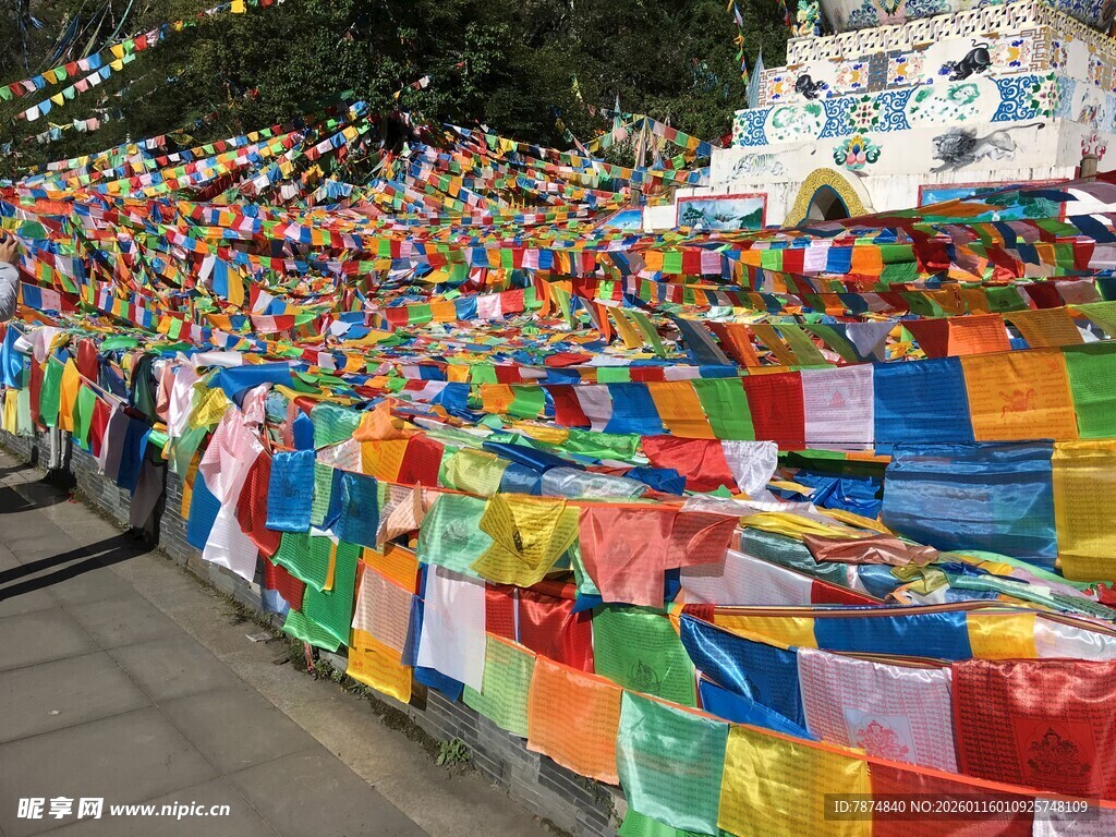 五彩经幡装点的神圣角落