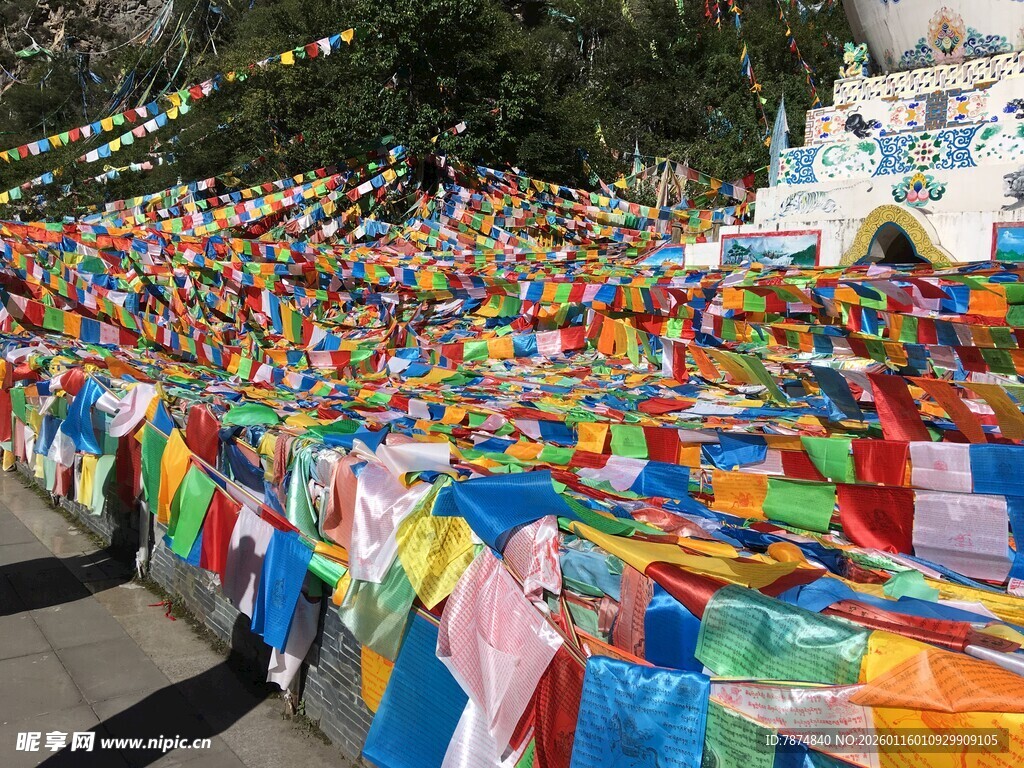 五彩经幡装点神秘之地