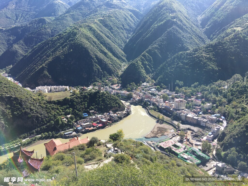 山间村落俯瞰美景