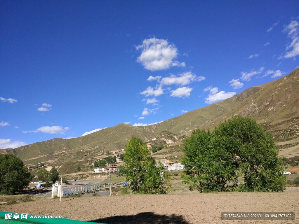 蓝天青山下的开阔景致