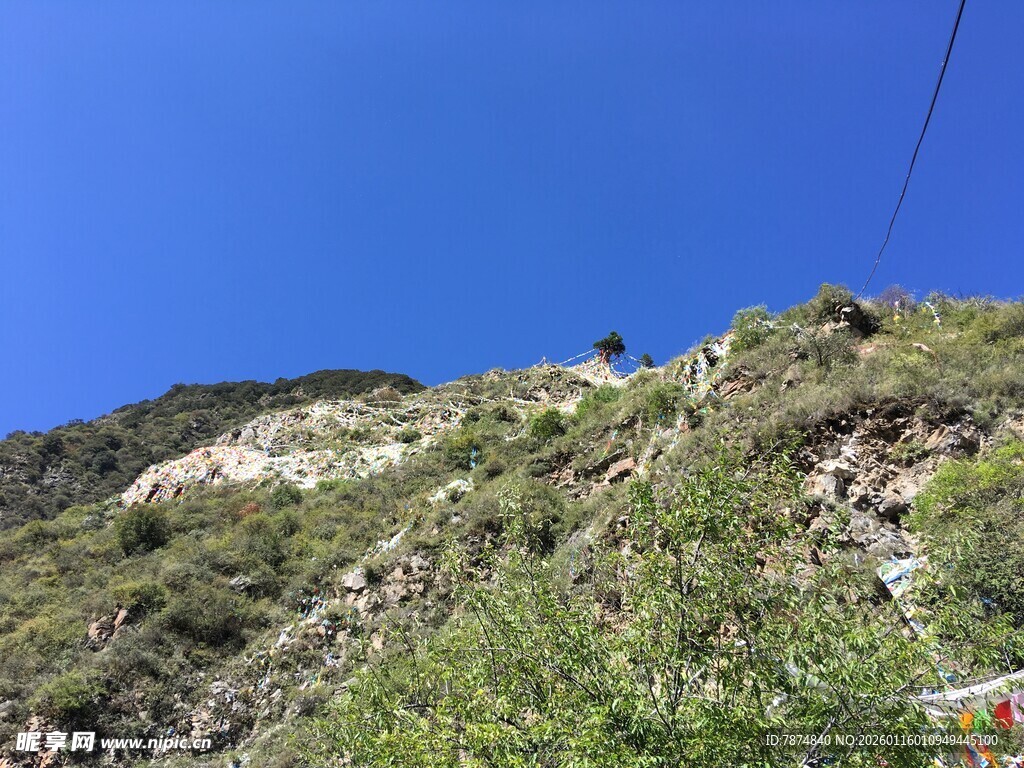 山间绿意盎然的陡峭山坡