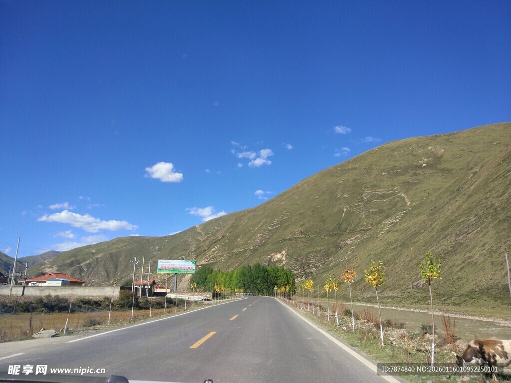 山间公路 蓝天白云好风光