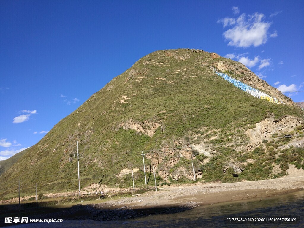巍峨青山蓝天白云美景