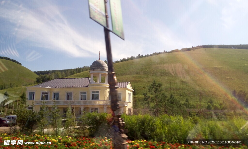 田园风光中的美丽建筑