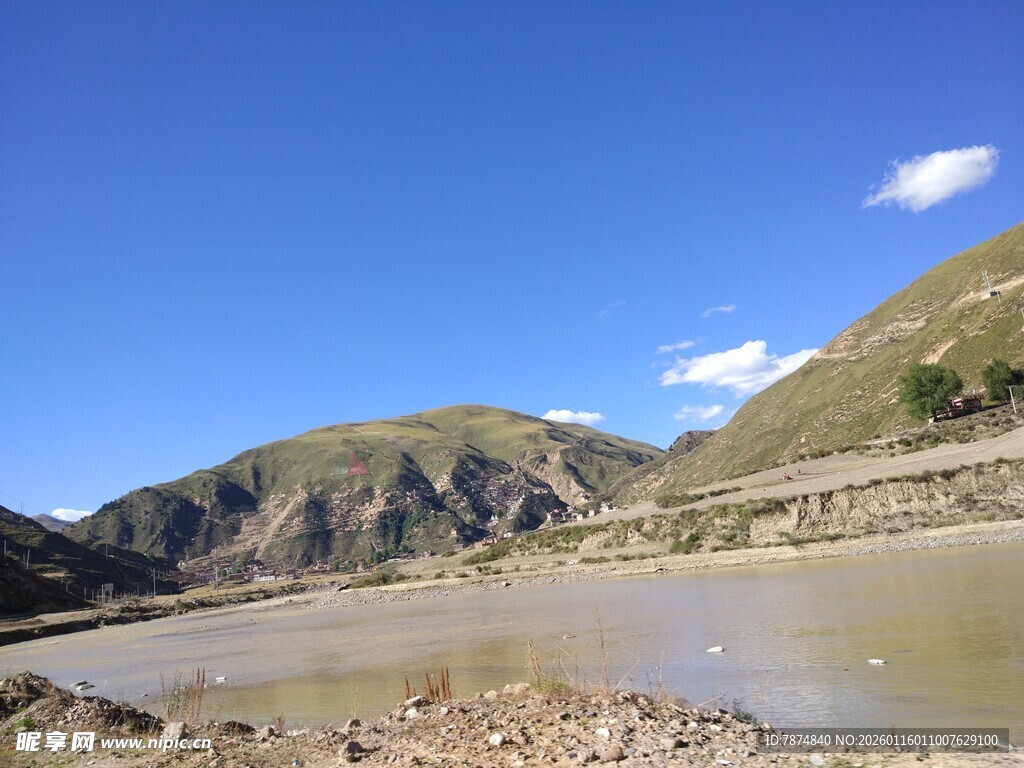 山间河流的秀丽风光