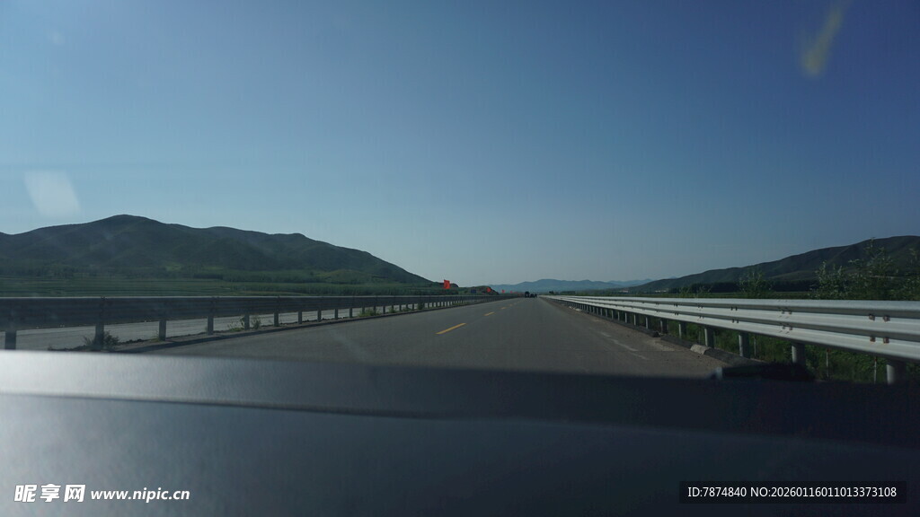 公路远景 山峦相伴