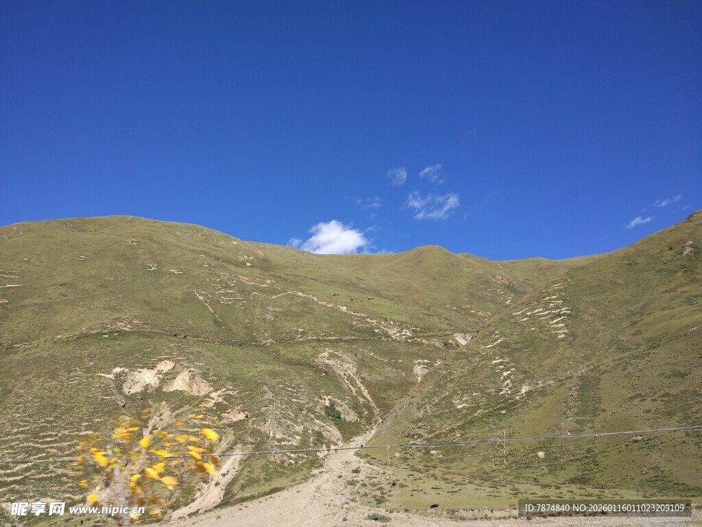 山间蜿蜒小路 蓝天相伴