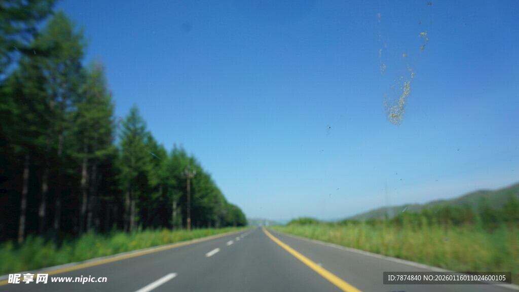 公路延伸向远方景色