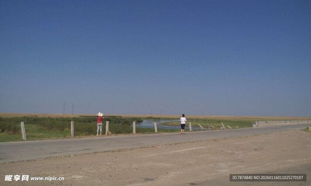 空旷道路与蓝天景象
