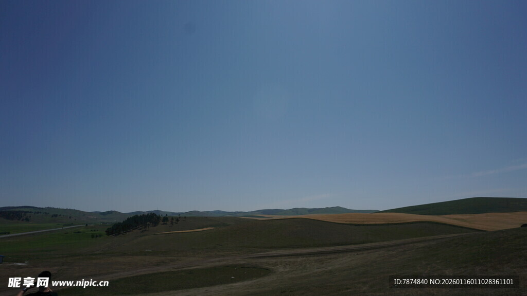 广袤原野上的晴朗蓝天