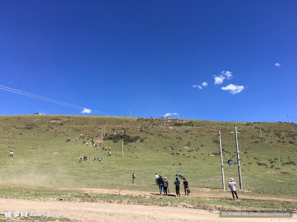 草原上的行人与蓝天美景