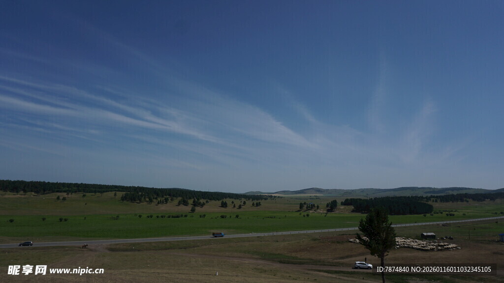 广阔草原上的蓝天美景