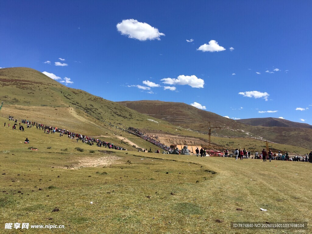草原上的人群与蓝天白云