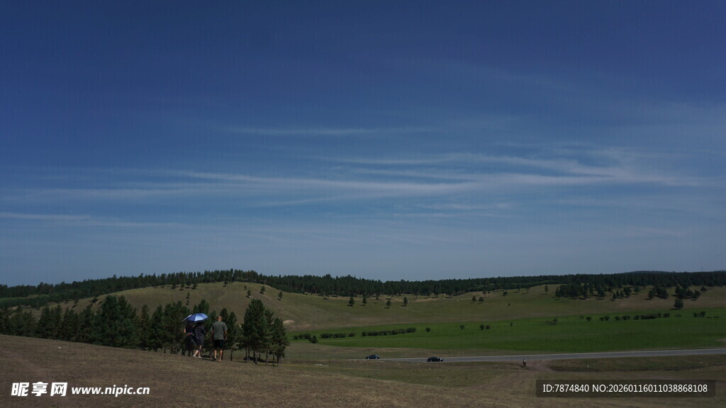 开阔原野上的车辆与蓝天