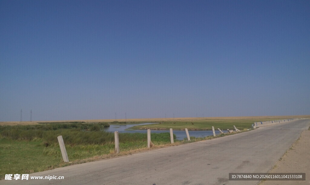 空旷公路延伸向远方