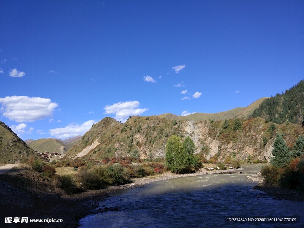 山间河流风景图