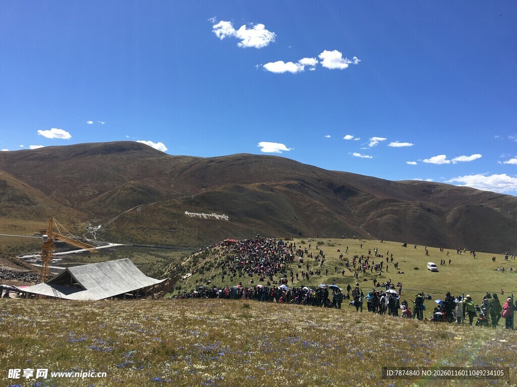 草原上的人群与远山风景