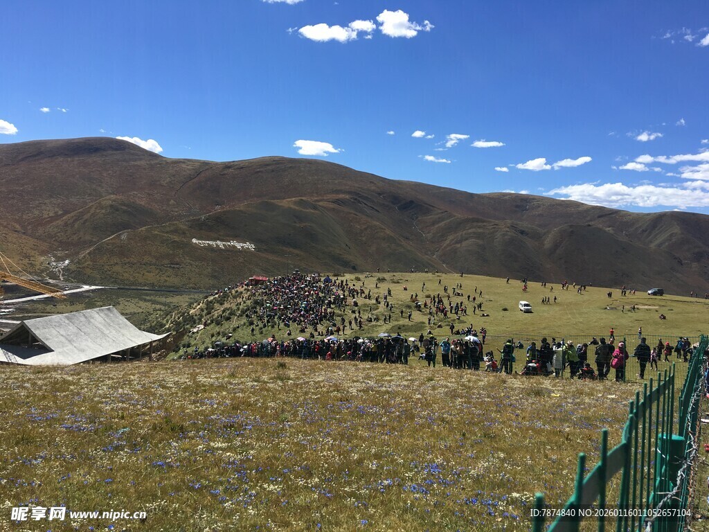 草原上的人群与远山景观