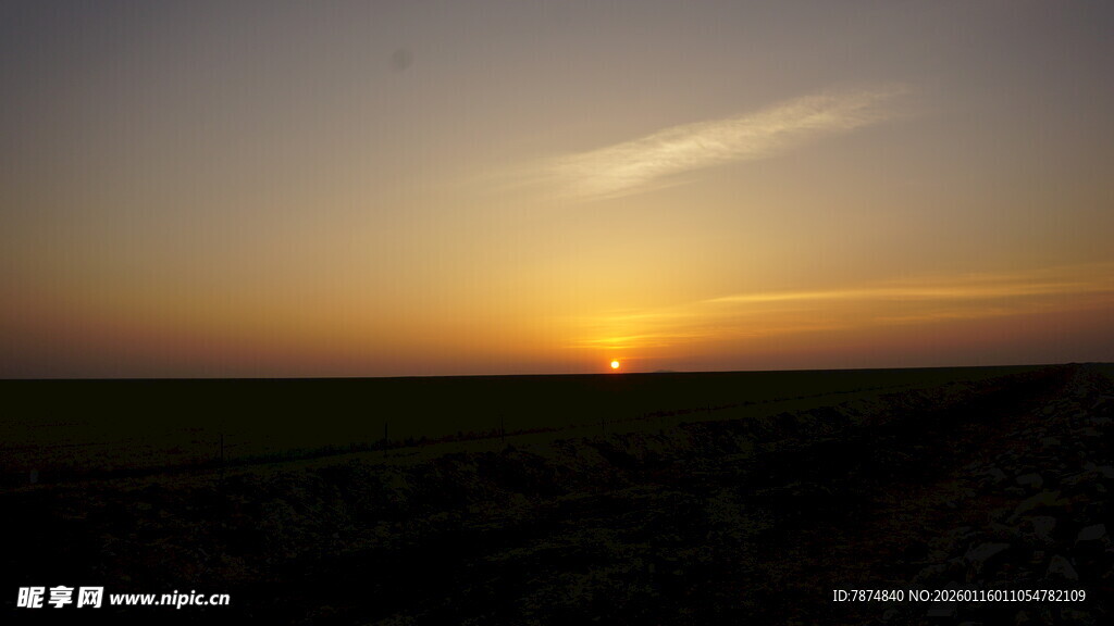 日落时分的广袤田野