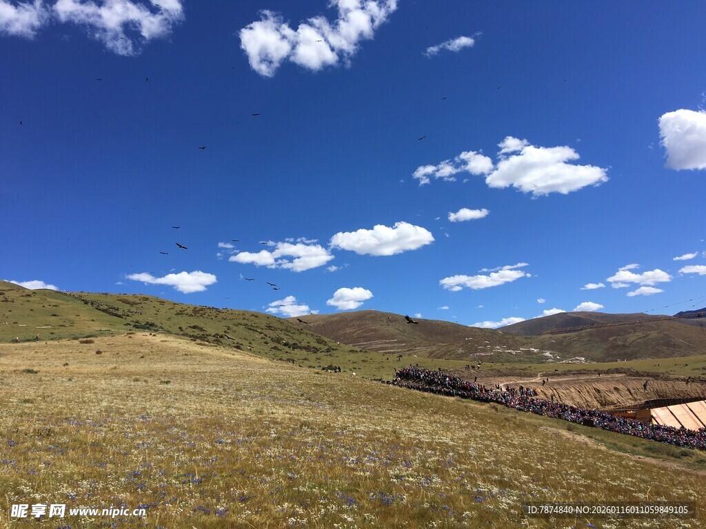 广袤草原上的蓝天白云