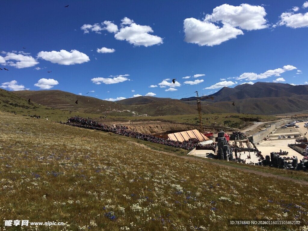 草原上的帐篷与蓝天白云