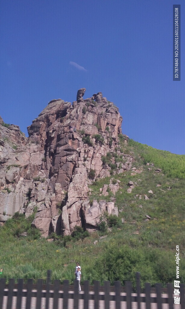 山丘上的嶙峋岩石景观