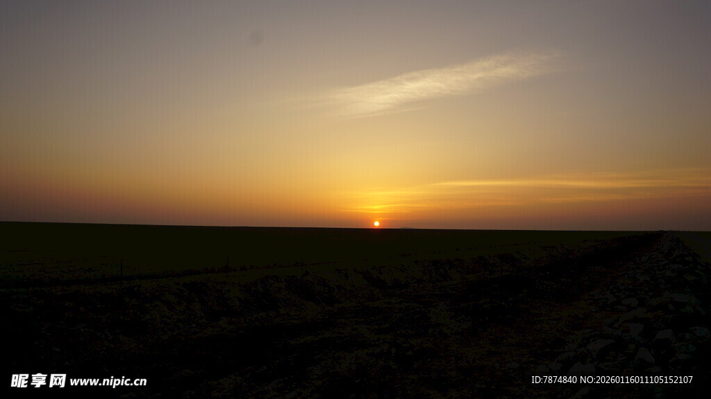 日落时分的广袤田野