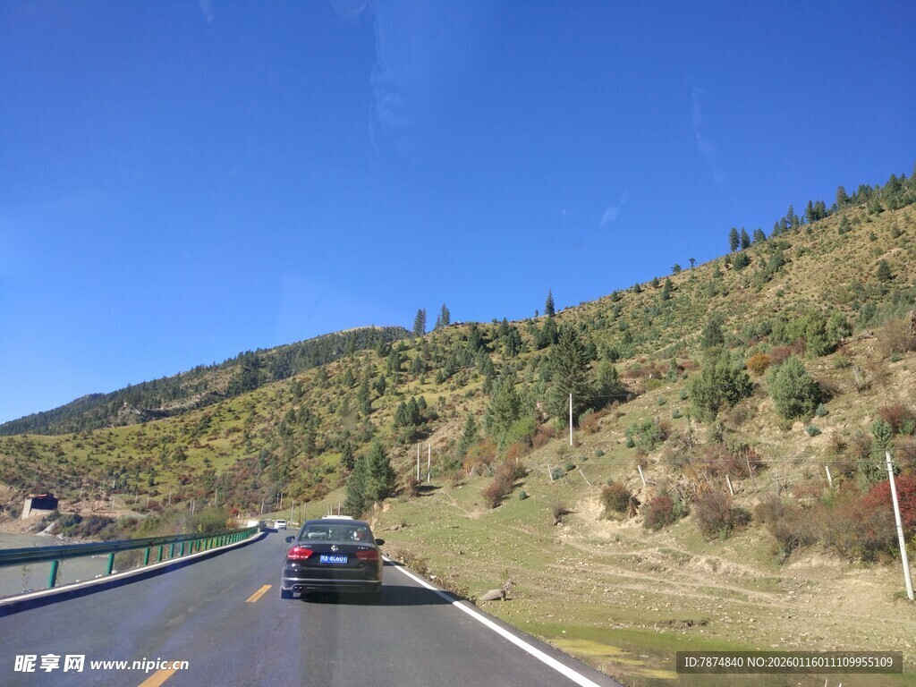 公路上行驶的汽车与山景