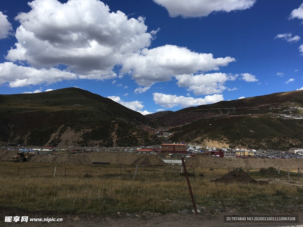 蓝天白云下的山野风光