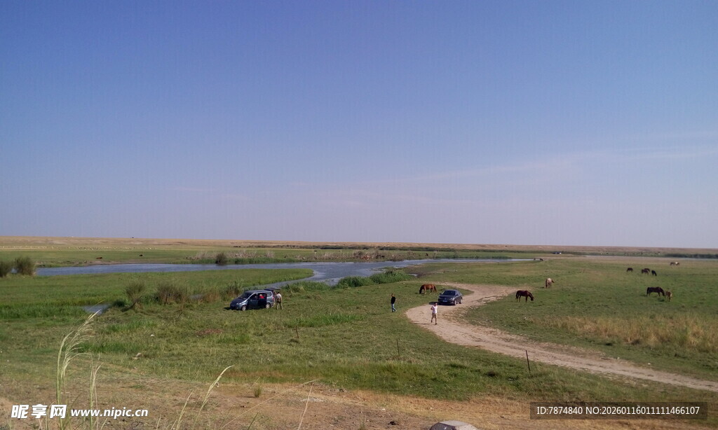 草原风光与蜿蜒小路