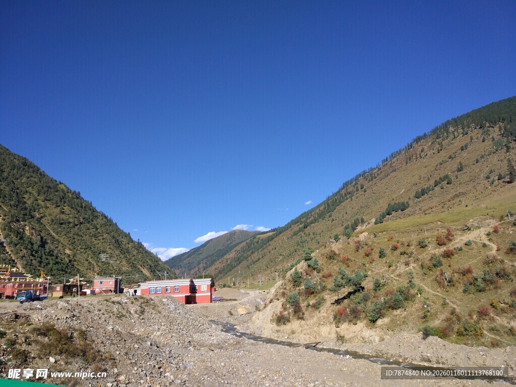 山间崎岖公路景色