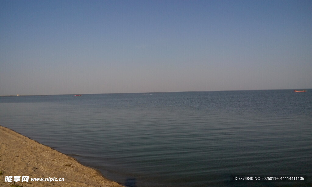 宁静湖畔的开阔水岸风光