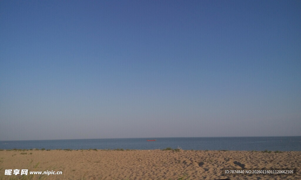 广阔沙滩与蔚蓝天空