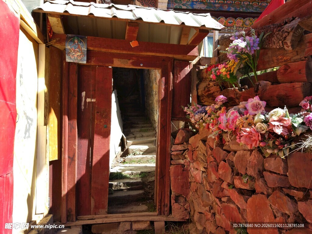 藏式小院入口 繁花相伴