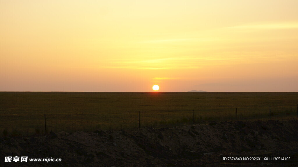 草原上的壮丽日落景观