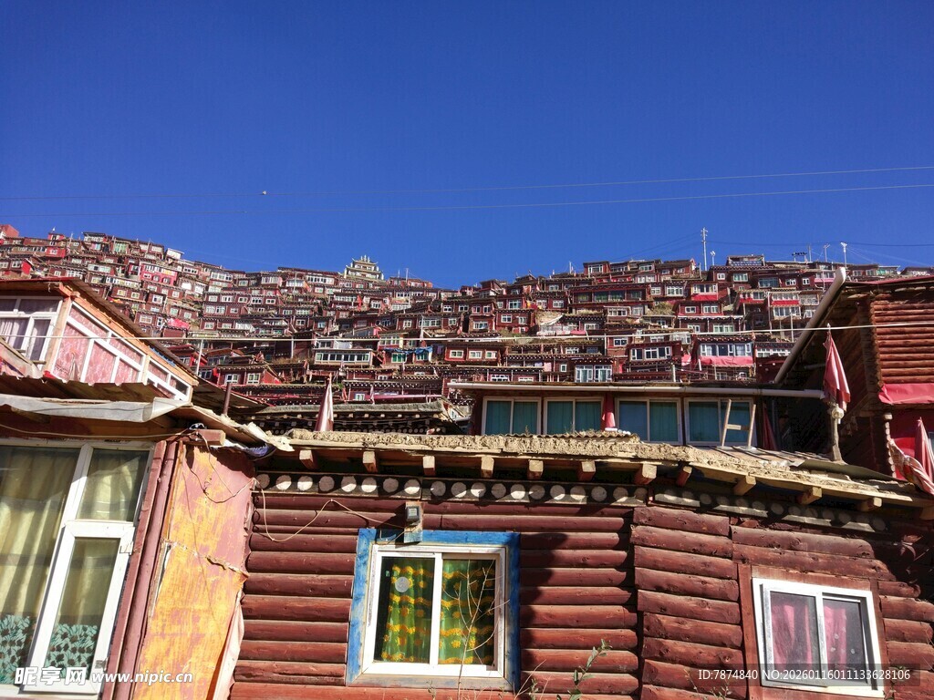 藏式木屋 蓝天映衬下的风情