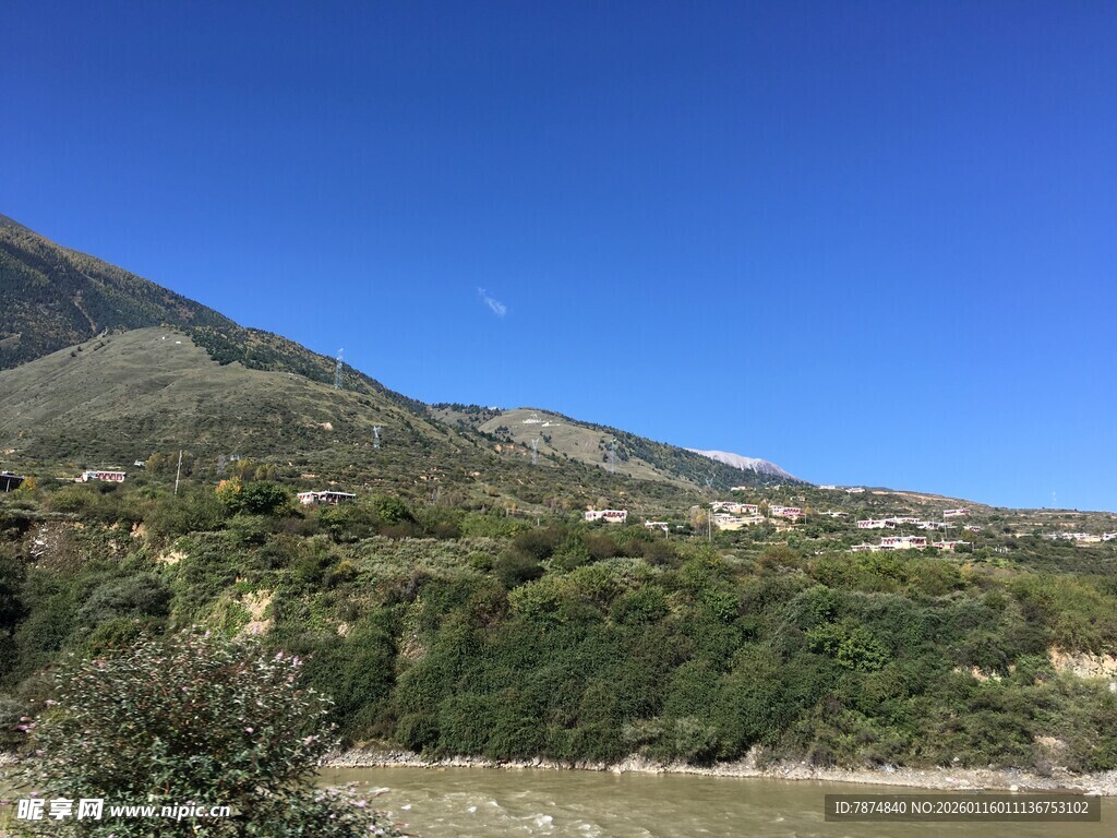 青山蓝天自然风光图