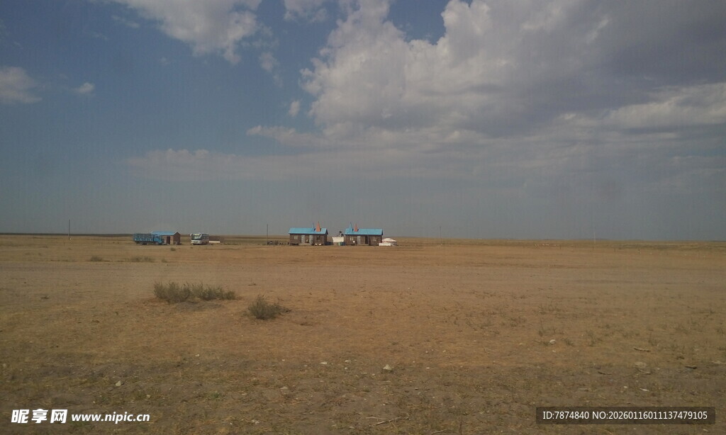 广袤草原上的几座帐篷